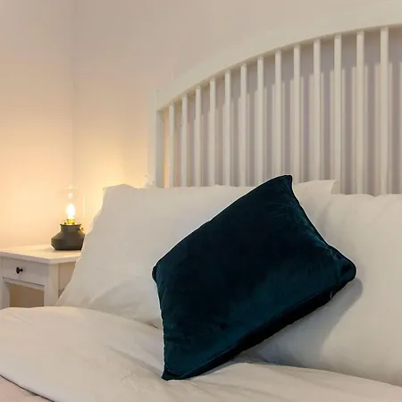Lovelystay - 2br Flat With Ac In Duque De Loulé Oporto