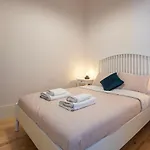 Lovelystay - 2br Flat With Ac In Duque De Loule Oporto