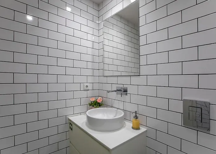 Lovelystay - 2br Flat With Ac In Duque De Loule * Oporto